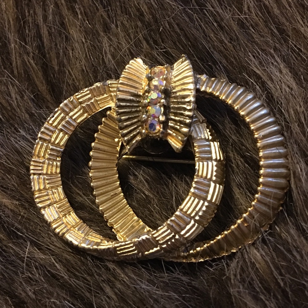 Vintage 60s gold tone aurora borealis brooch